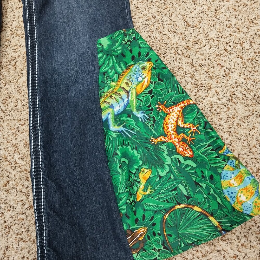 3343 Size 9/10 Maurices Upcycled Bell Bottoms In Green with Orange Reptiles - Picture 2 of 10